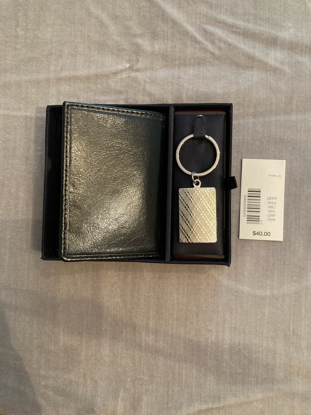 Men's Black Leather Bifold Wallet with Textured Silver Keyring